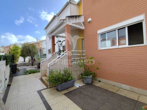 Moradia c/ piscina aquecida e coberta em palhais barreiro