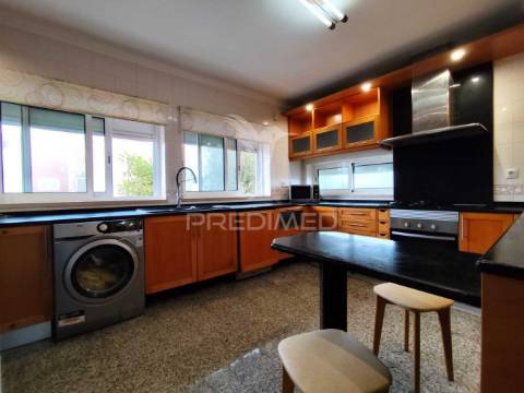 Moradia c/ piscina aquecida e coberta em palhais barreiro
