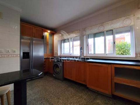 Moradia c/ piscina aquecida e coberta em palhais barreiro