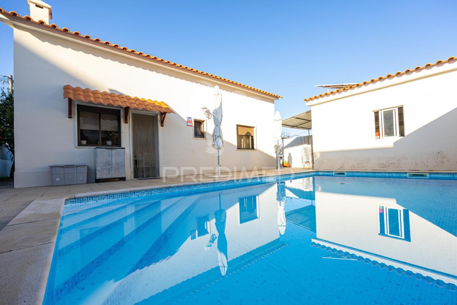 Painéis fotovoltaicos, totalmente remodelada, piscina