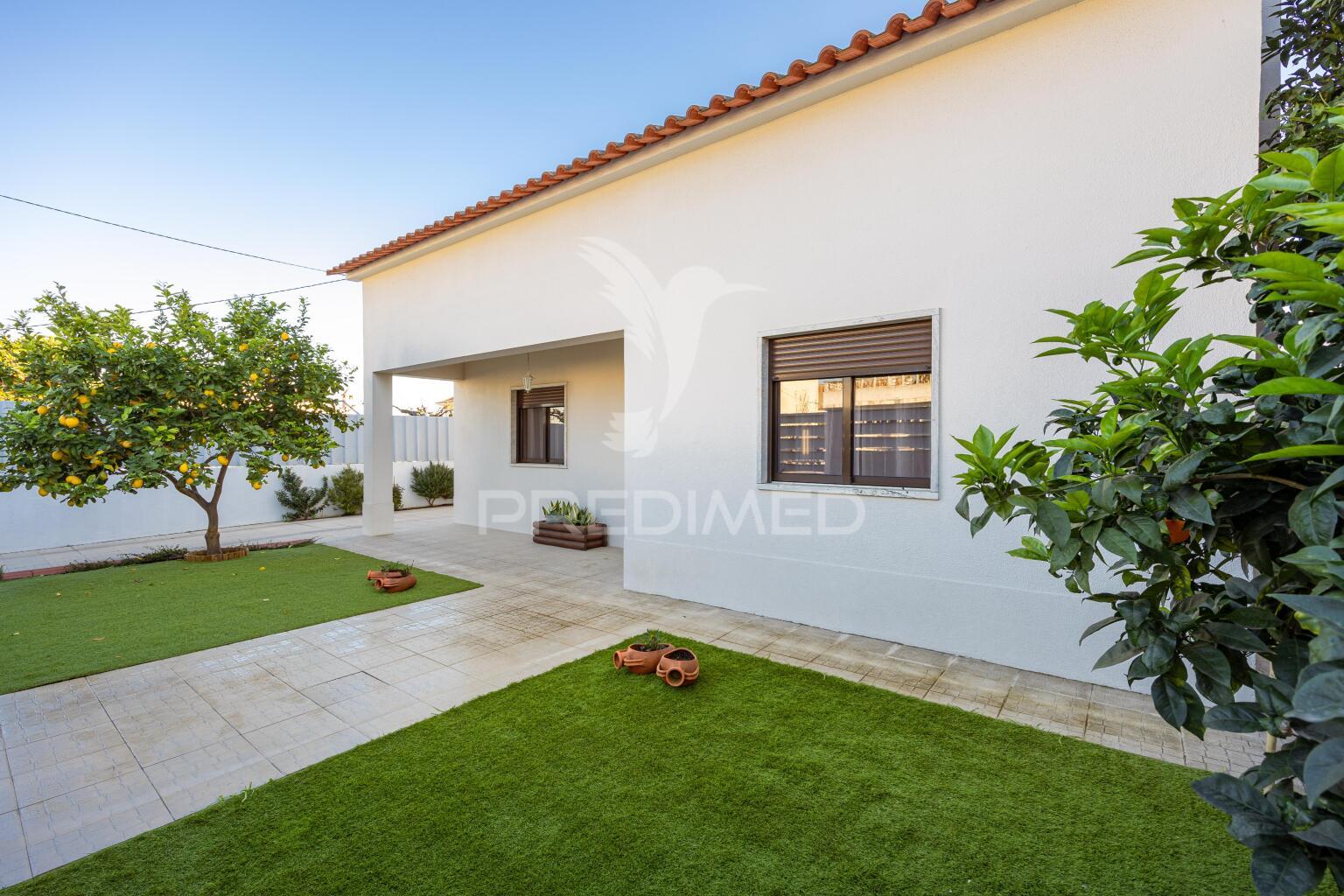 Painéis fotovoltaicos, totalmente remodelada, piscina