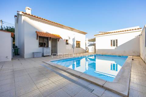 Painéis fotovoltaicos, totalmente remodelada, piscina