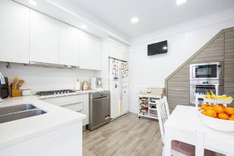 Painéis fotovoltaicos, totalmente remodelada, piscina