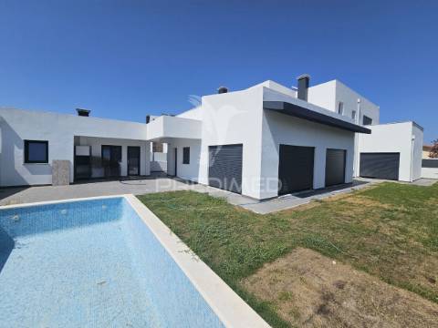 Moradia isolada t5, c/piscina e garagem, brejoeira - azeitão