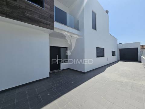 Moradia isolada t5, c/piscina e garagem, brejoeira - azeitão
