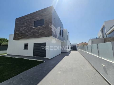 Moradia isolada t5, c/piscina e garagem, brejoeira - azeitão