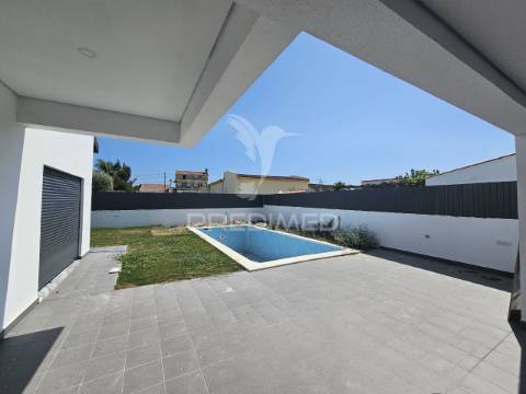 Moradia isolada t5, c/piscina e garagem, brejoeira - azeitão