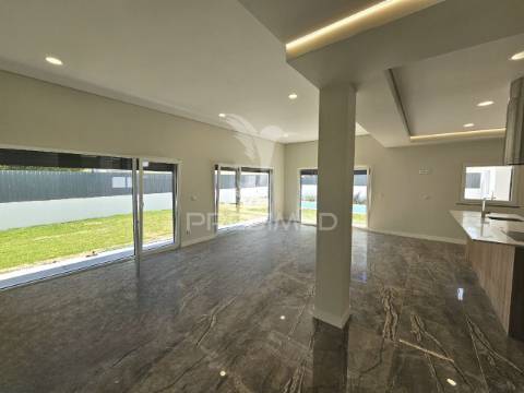 Moradia isolada t5, c/piscina e garagem, brejoeira - azeitão