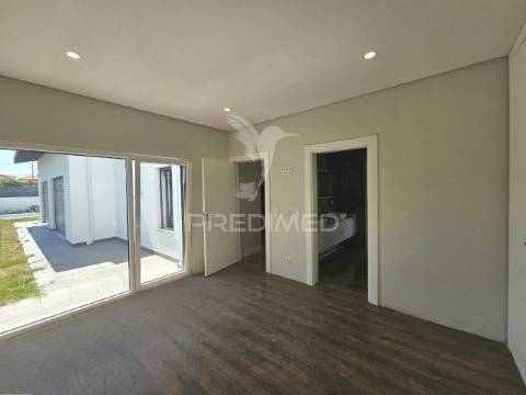 Moradia isolada t5, c/piscina e garagem, brejoeira - azeitão