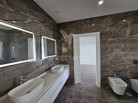 Moradia isolada t5, c/piscina e garagem, brejoeira - azeitão