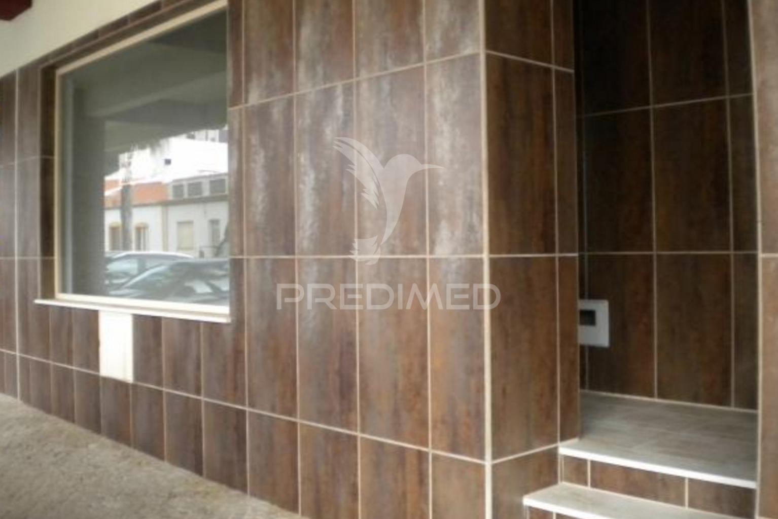 Loja com 91m2, excelente localização, em ferragudo