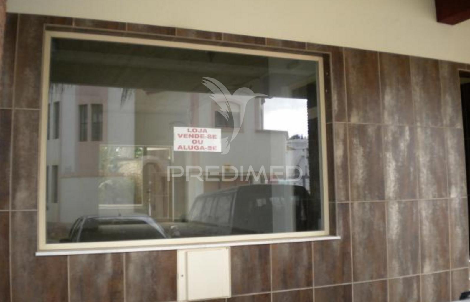 Loja com 91m2, excelente localização, em ferragudo