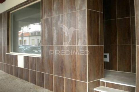 Loja com 91m2, excelente localização, em ferragudo