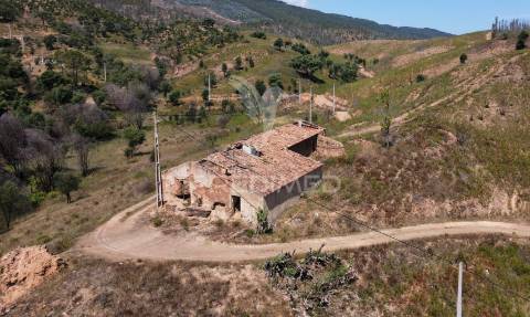 Quinta com 9,6750 ha a 25 km da praia da zambujeira