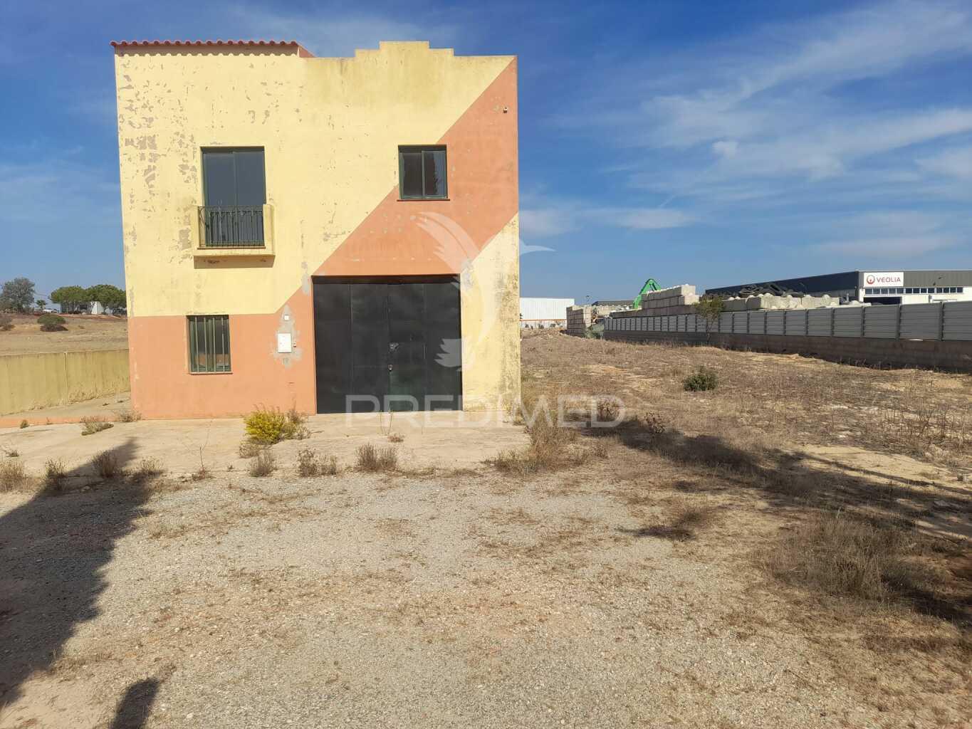 Armazém e habitação com 2500 m2 de terreno - algoz