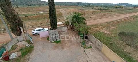 Armazém e habitação com 2500 m2 de terreno - algoz