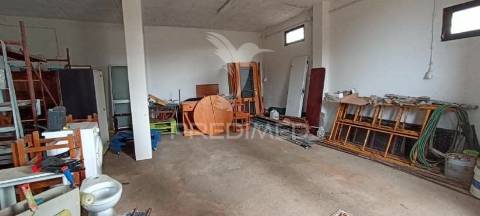 Armazém e habitação com 2500 m2 de terreno - algoz