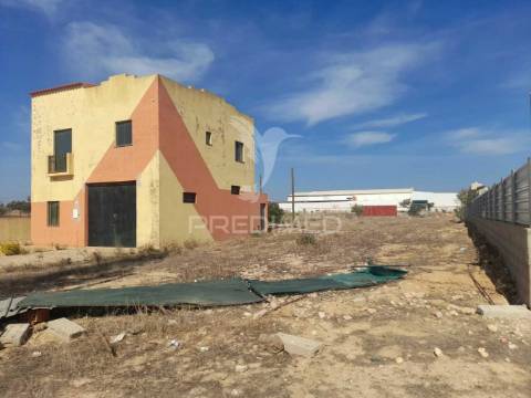 Armazém e habitação com 2500 m2 de terreno - algoz