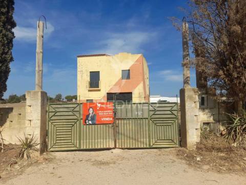 Armazém e habitação com 2500 m2 de terreno - algoz