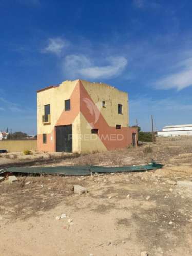 Armazém e habitação com 2500 m2 de terreno - algoz