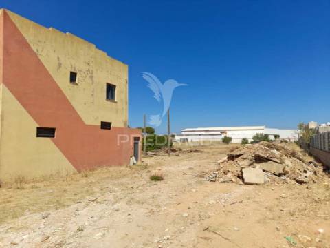 Armazém e habitação com 2500 m2 de terreno - algoz