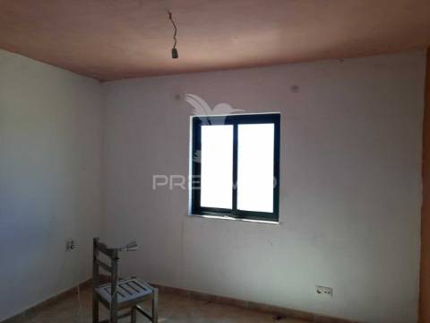 Armazém e habitação com 2500 m2 de terreno - algoz