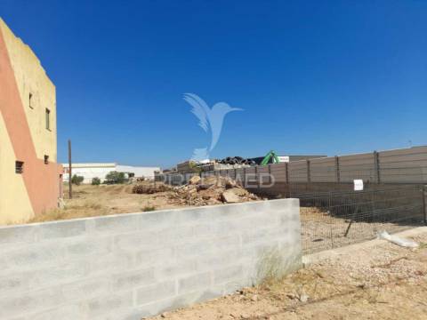 Armazém e habitação com 2500 m2 de terreno - algoz