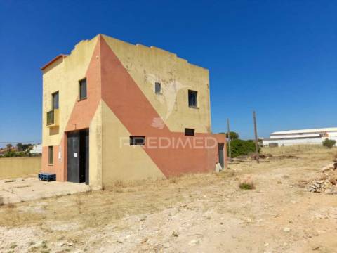 Armazém e habitação com 2500 m2 de terreno - algoz