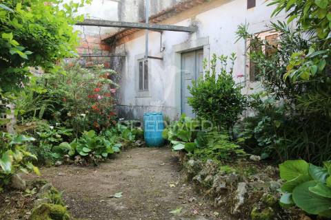 Moradia para restauro com paredes em pedra situada entre ourem e torres novas.