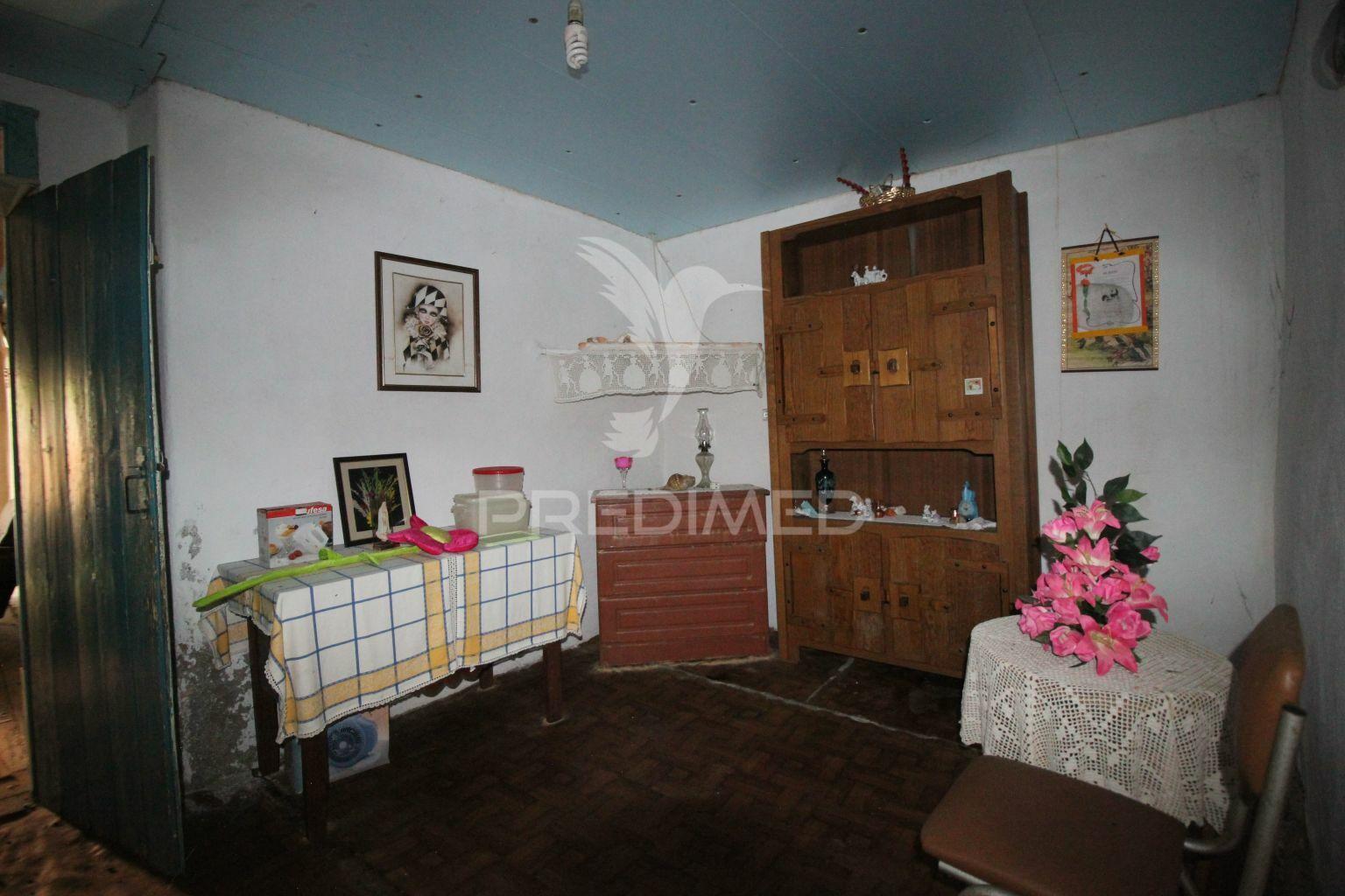 Moradia para restauro com paredes em pedra situada entre ourem e torres novas.