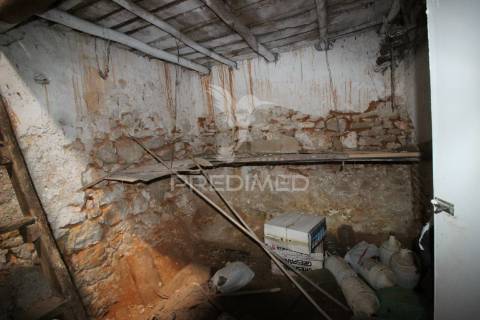 Moradia para restauro com paredes em pedra situada entre ourem e torres novas.