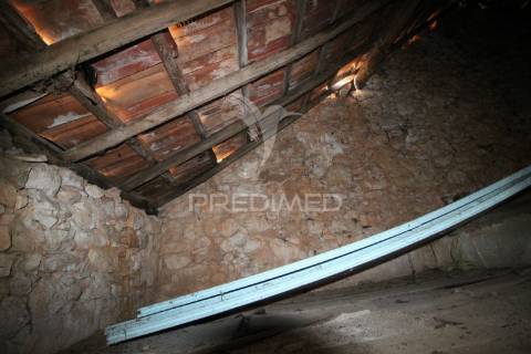 Moradia para restauro com paredes em pedra situada entre ourem e torres novas.