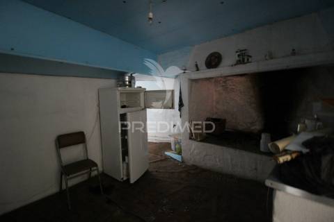 Moradia para restauro com paredes em pedra situada entre ourem e torres novas.