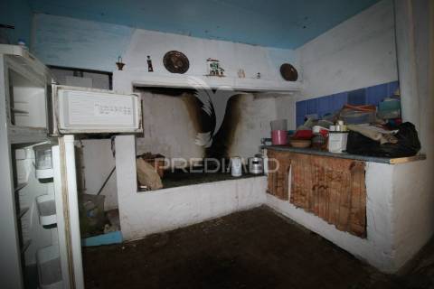 Moradia para restauro com paredes em pedra situada entre ourem e torres novas.