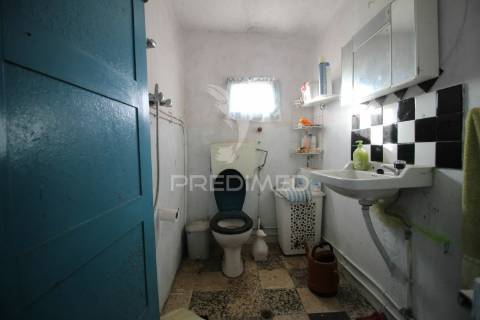 Moradia para restauro com paredes em pedra situada entre ourem e torres novas.