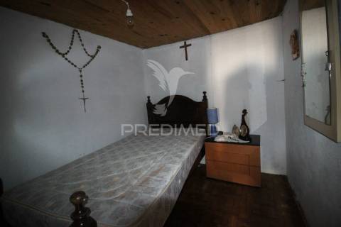 Moradia para restauro com paredes em pedra situada entre ourem e torres novas.