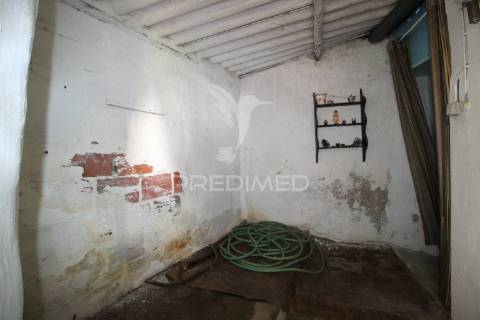 Moradia para restauro com paredes em pedra situada entre ourem e torres novas.