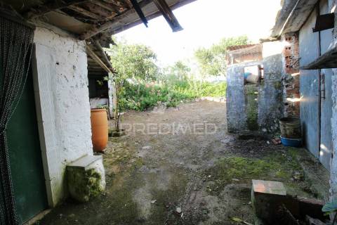 Moradia para restauro com paredes em pedra situada entre ourem e torres novas.