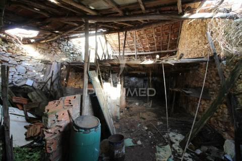 Moradia para restauro com paredes em pedra situada entre ourem e torres novas.