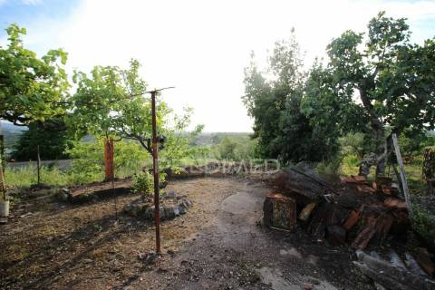 Moradia para restauro com paredes em pedra situada entre ourem e torres novas.