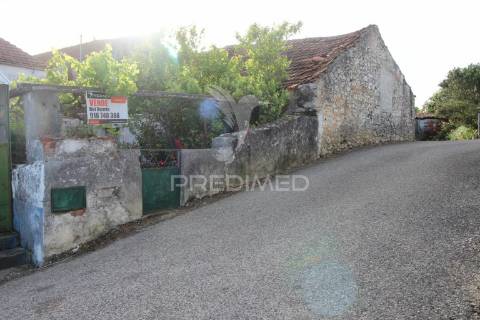 Moradia para restauro com paredes em pedra situada entre ourem e torres novas.