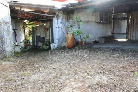 Moradia para restauro com paredes em pedra situada entre ourem e torres novas.