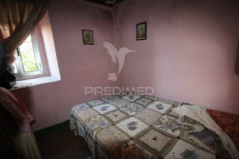 Moradia para restauro com paredes em pedra situada entre ourem e torres novas.