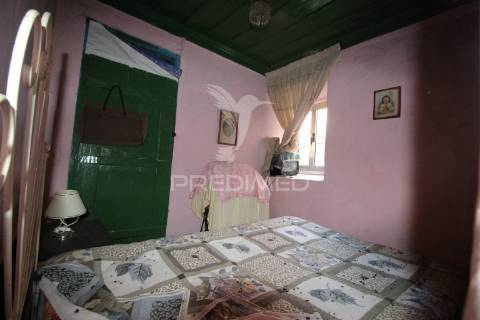 Moradia para restauro com paredes em pedra situada entre ourem e torres novas.