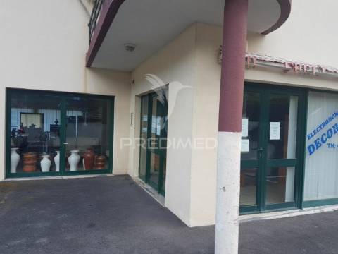 Loja com 355m2 para comercio no caniço