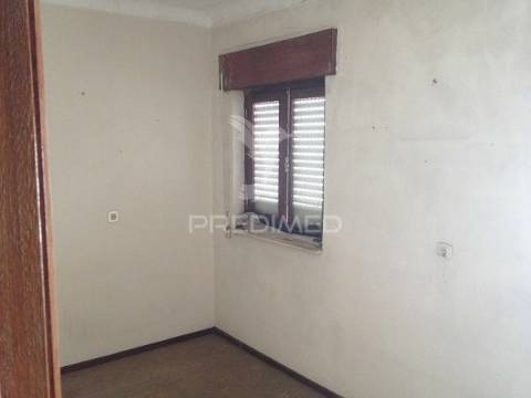 Prédio para recuperar em ponte de sor