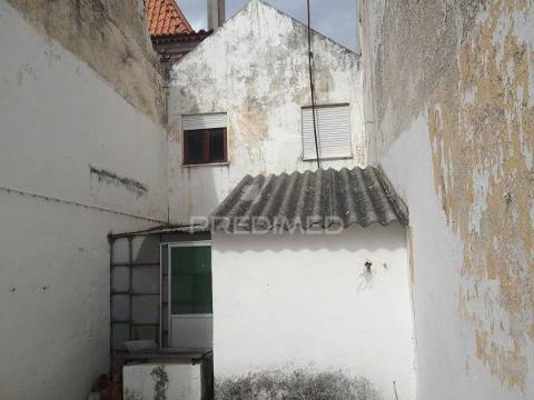 Prédio para recuperar em ponte de sor