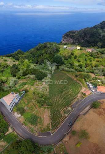 Terreno urbanizável com 3.560m2 - santana - ilha da madeira