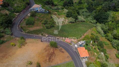 Terreno urbanizável com 3.560m2 - santana - ilha da madeira