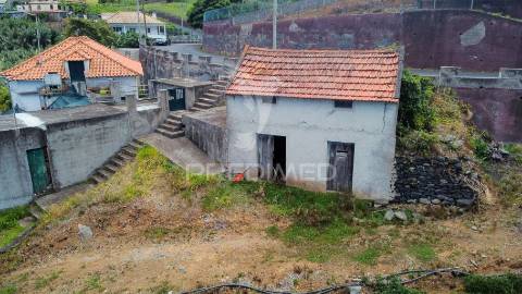 Terreno urbanizável com 3.560m2 - santana - ilha da madeira